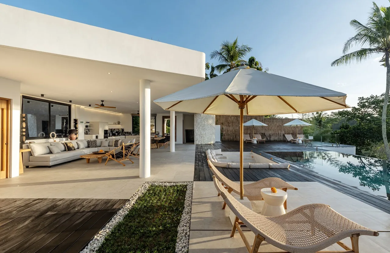 Villa Supreme living room and pool
